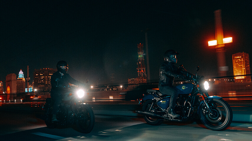 Royal Enfield Shotgun 650 Moto Promenade nocturne Image