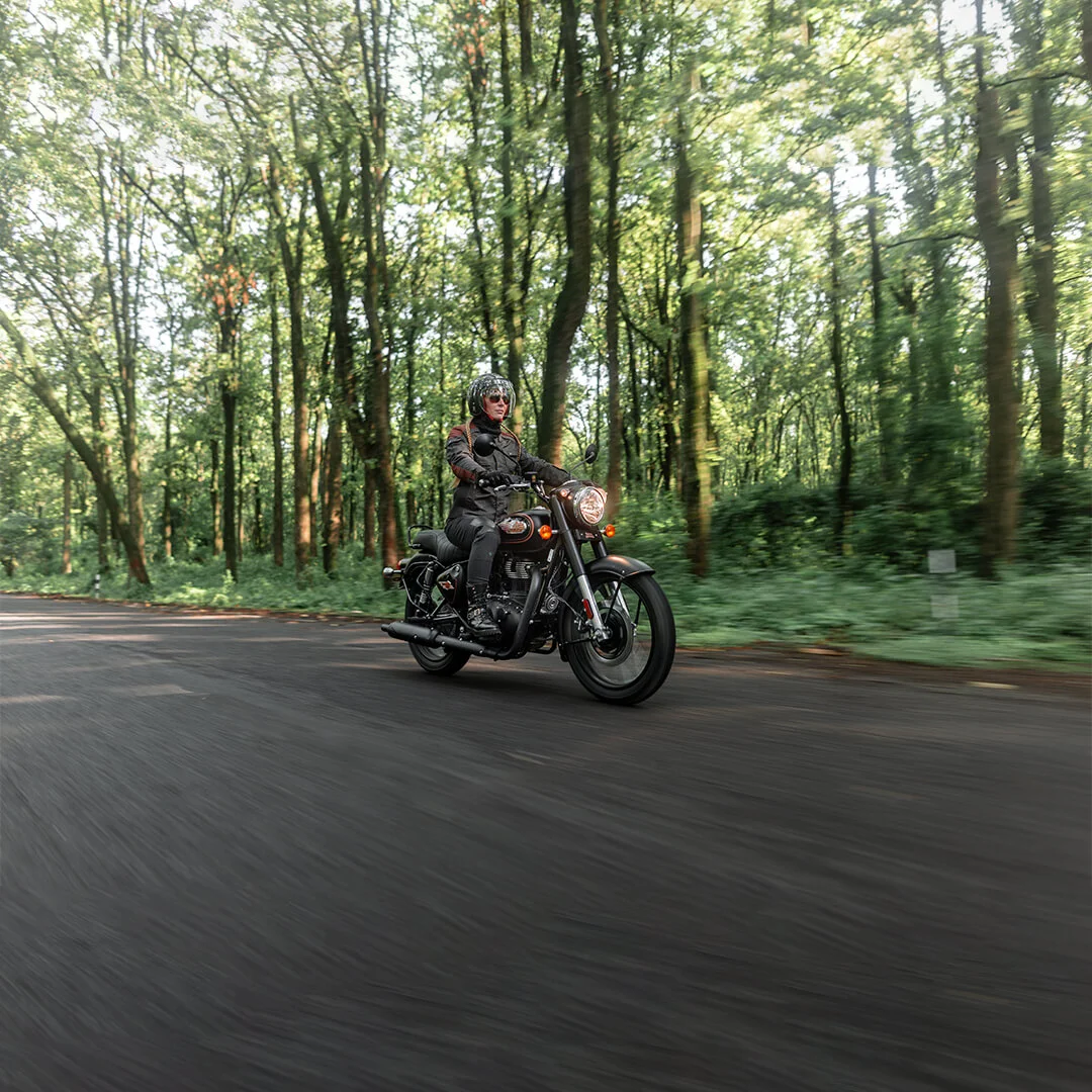 Fille Chevauchant Royal Enfield Bullet 350 Moto
