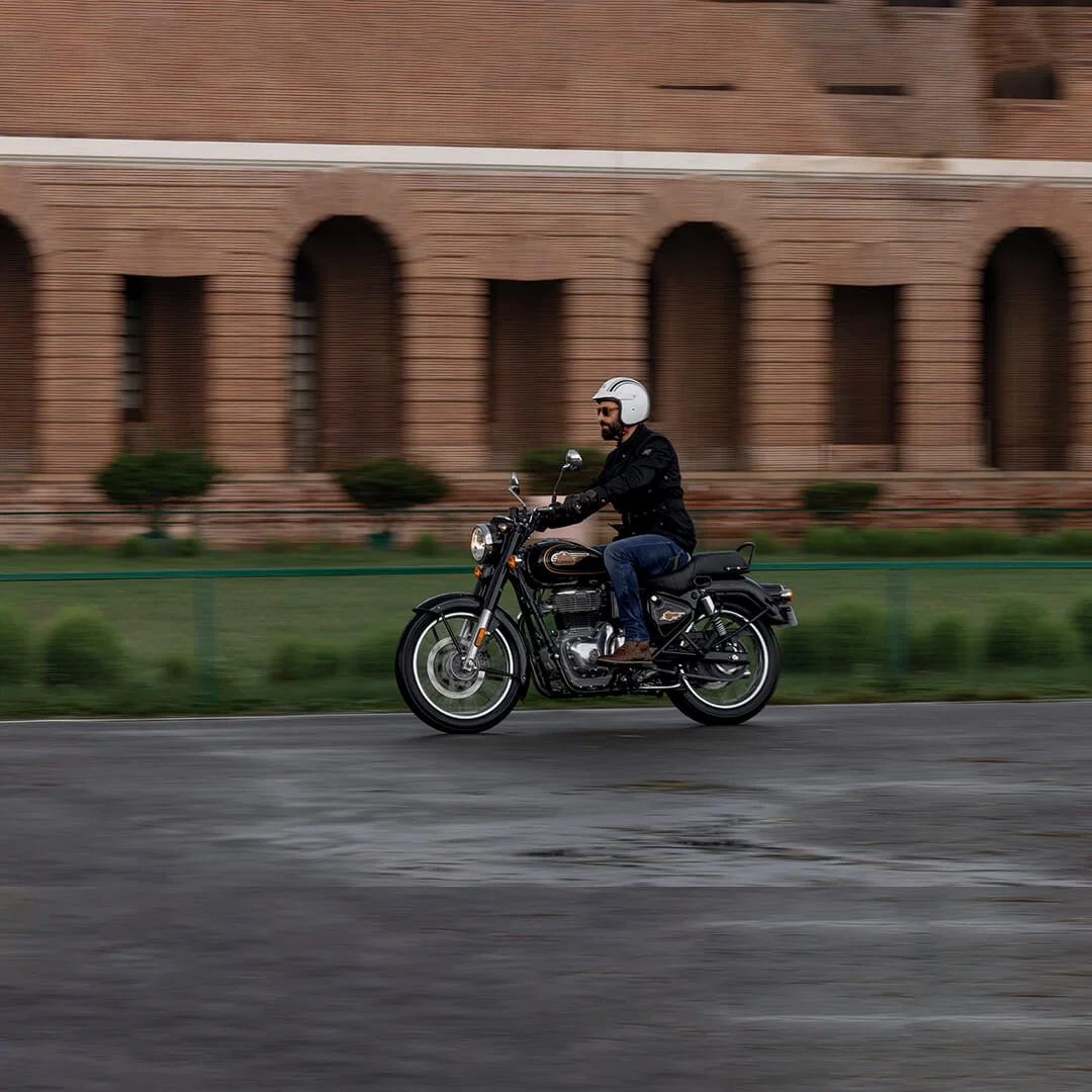Hommes Chevauchant Royal Enfield Bullet 350 Moto