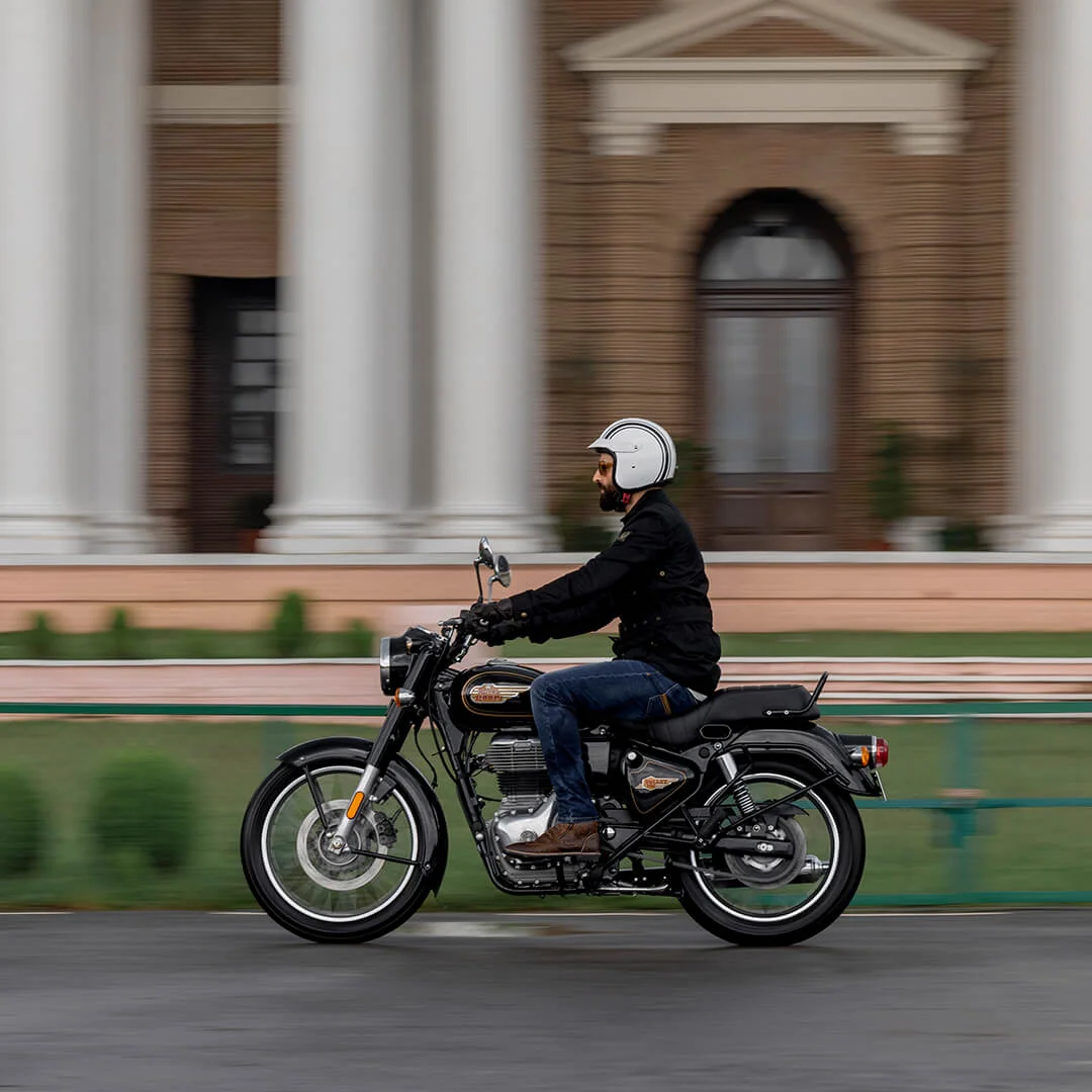 Hommes Chevauchant Bullet 350 Moto